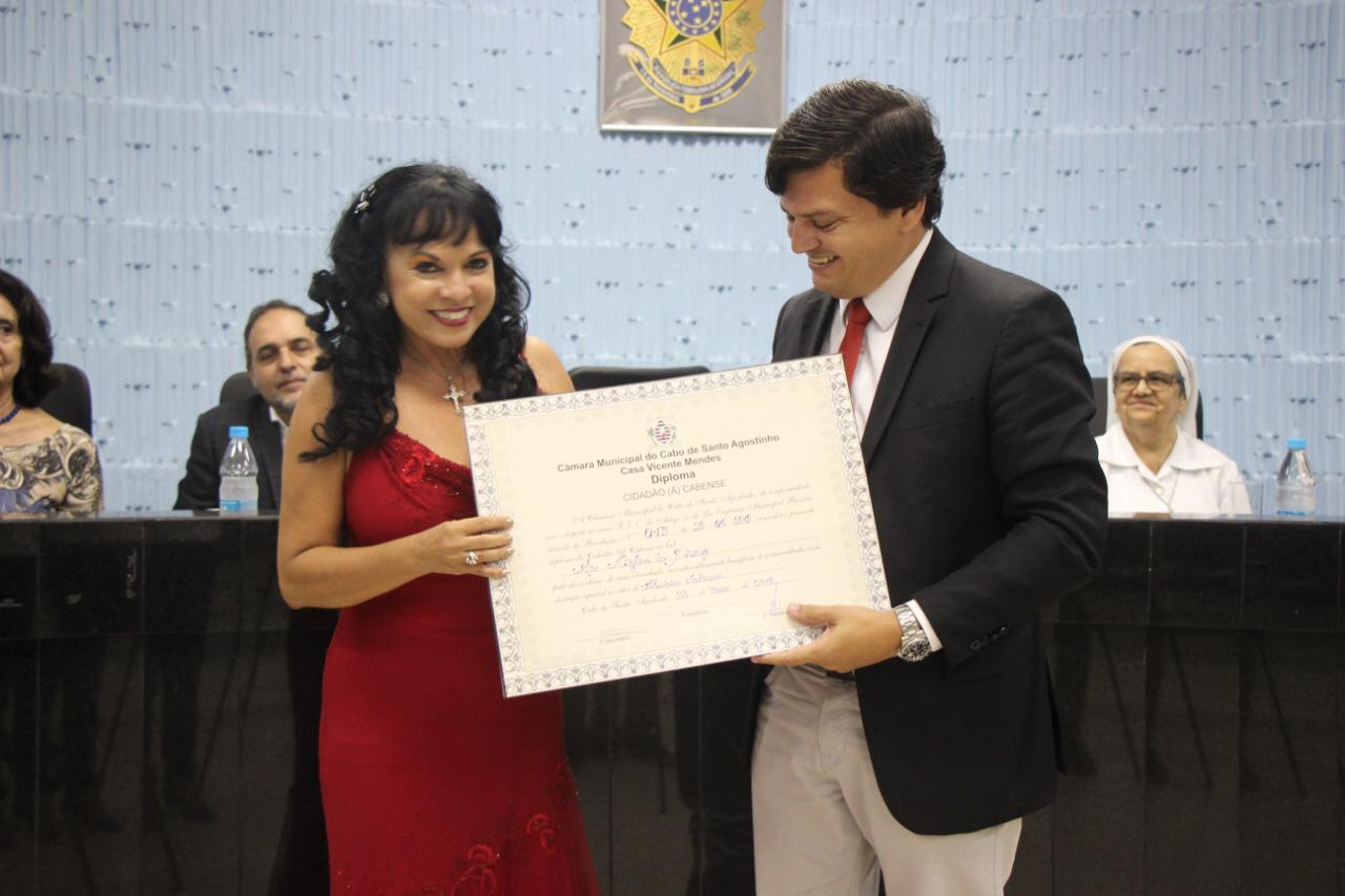 Câmara concede título de cidadã cabense a cantora Cylene Araújo