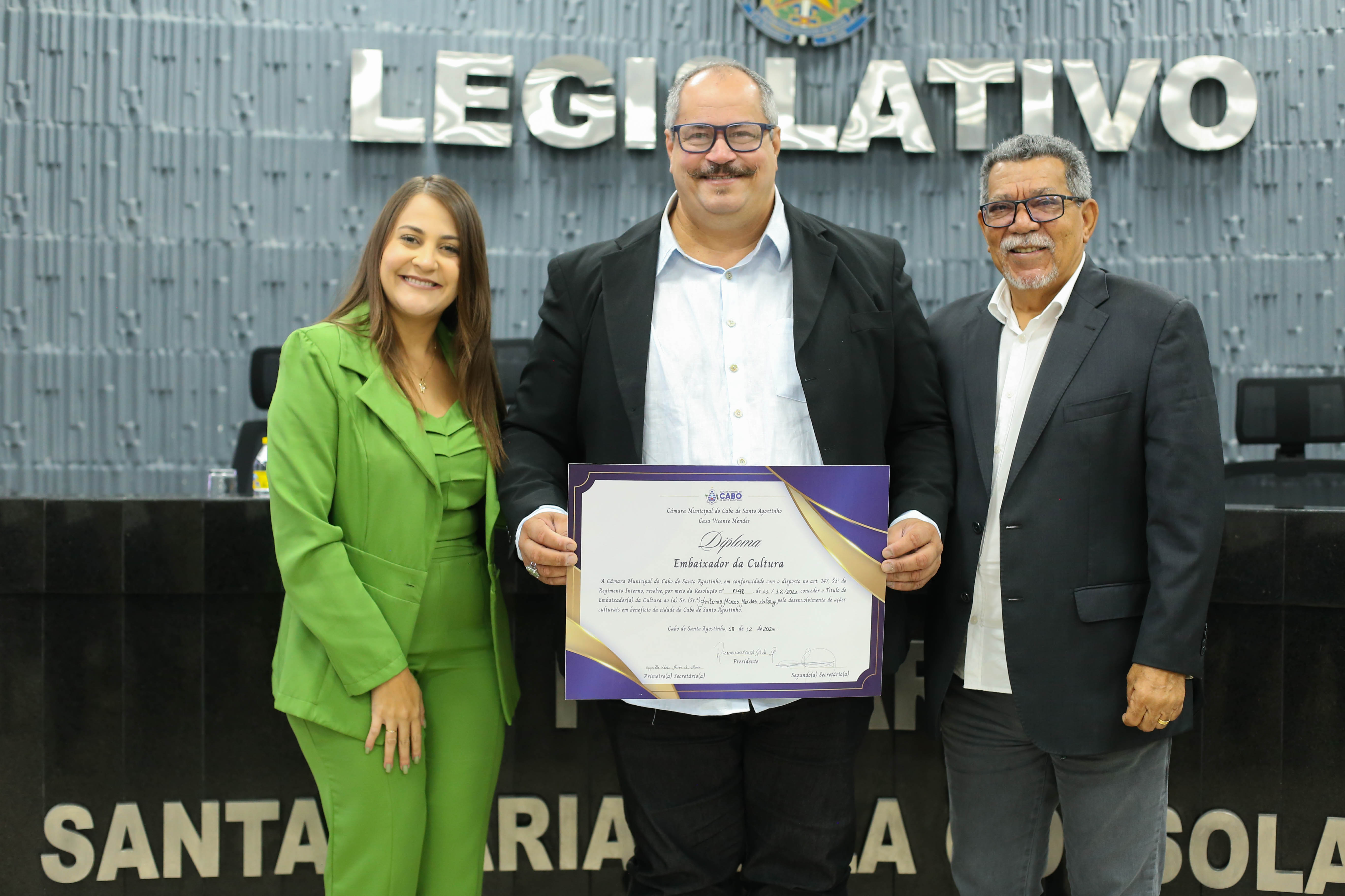 Multiartista Luzarcus recebe título de Embaixador da Cultura cabense